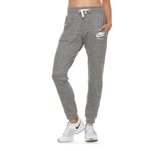 Heather gray Nike sweats ✨